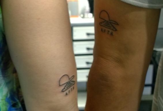 Casal tatua símbolo de Associação de Preservação Ferroviária
