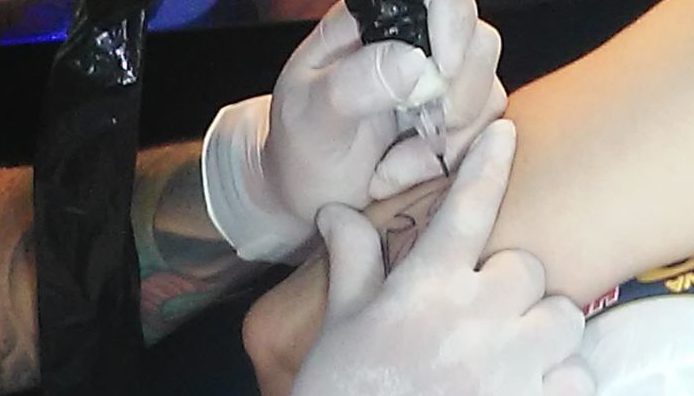 Casal tatua símbolo de Associação de Preservação Ferroviária