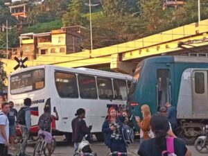 Colisão de ônibus em trem interrompe tráfego no ramal Japeri Colisão de ônibus em trem interrompe tráfego no ramal Japeri