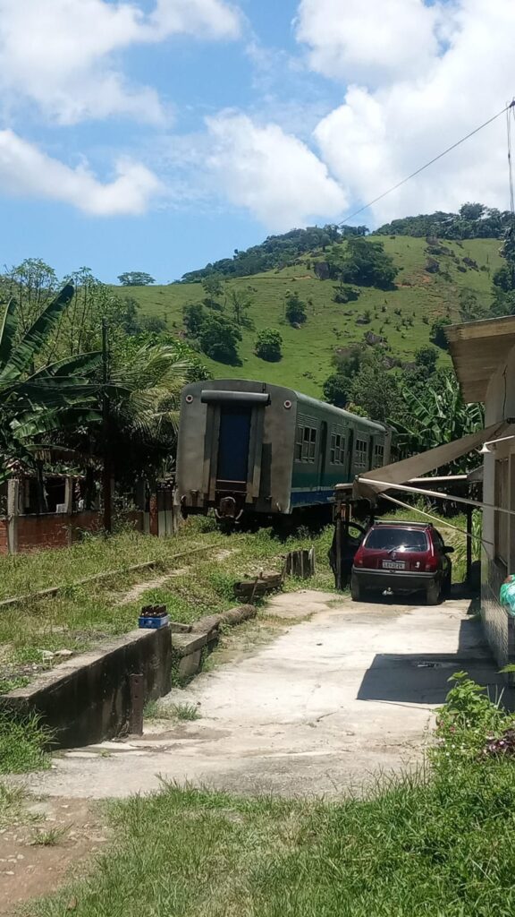 Trem do ramal Guapimirim descarrila em Suruí Trem do ramal Guapimirim descarrila em Suruí