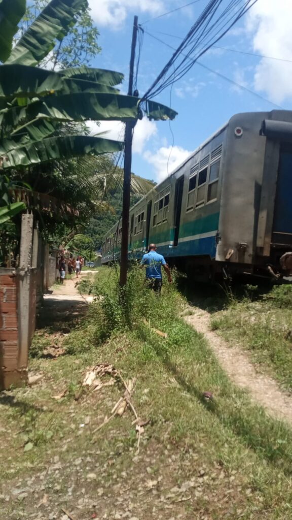 Trem do ramal Guapimirim descarrila em Suruí Trem do ramal Guapimirim descarrila em Suruí