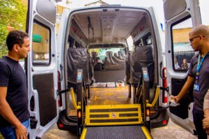 Nilópolis recebe doação da Supervia de van adaptada