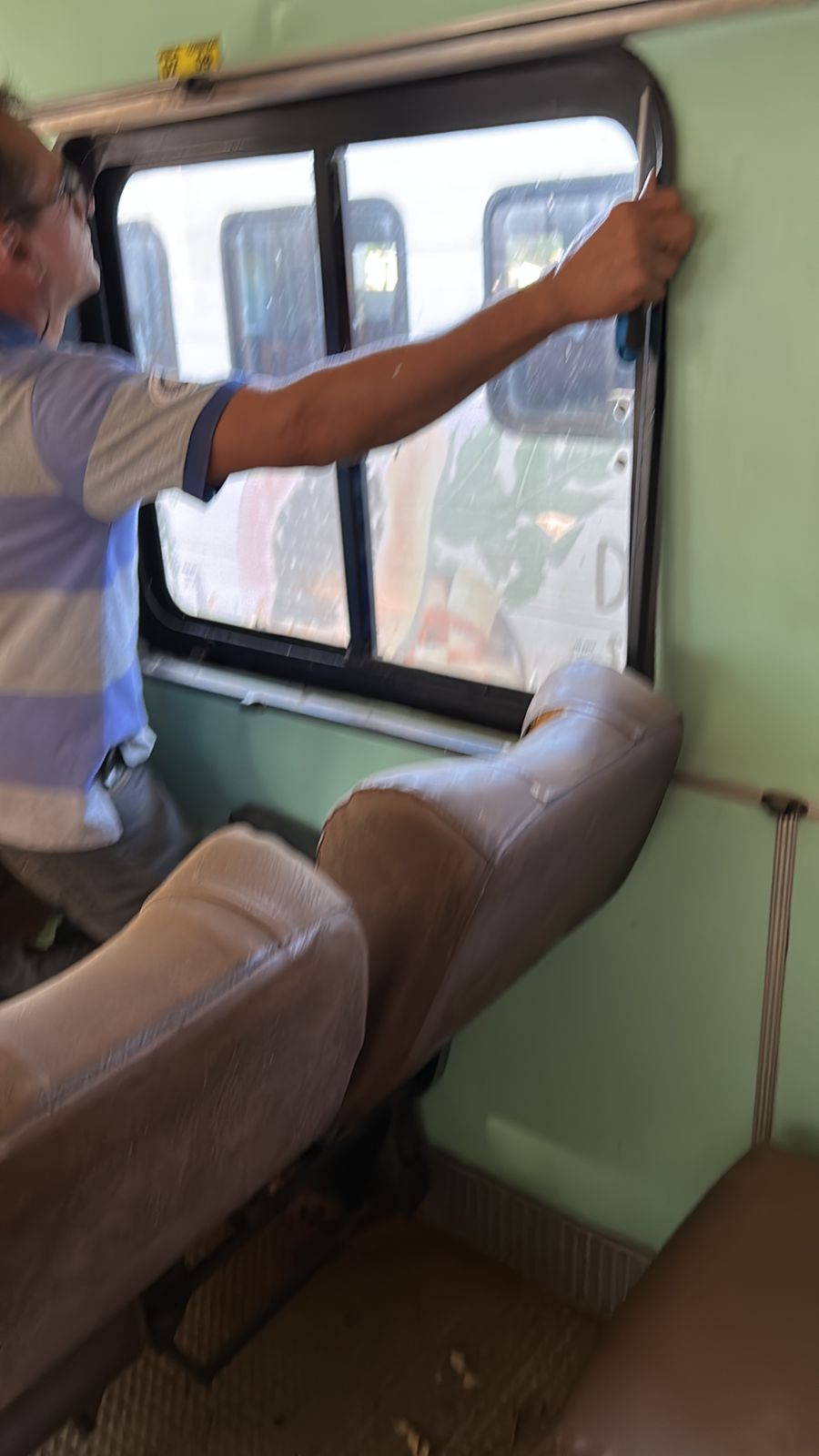 Amigos do Trem inicia reforma dos carros de passageiros do projeto do trem Rio - Minas