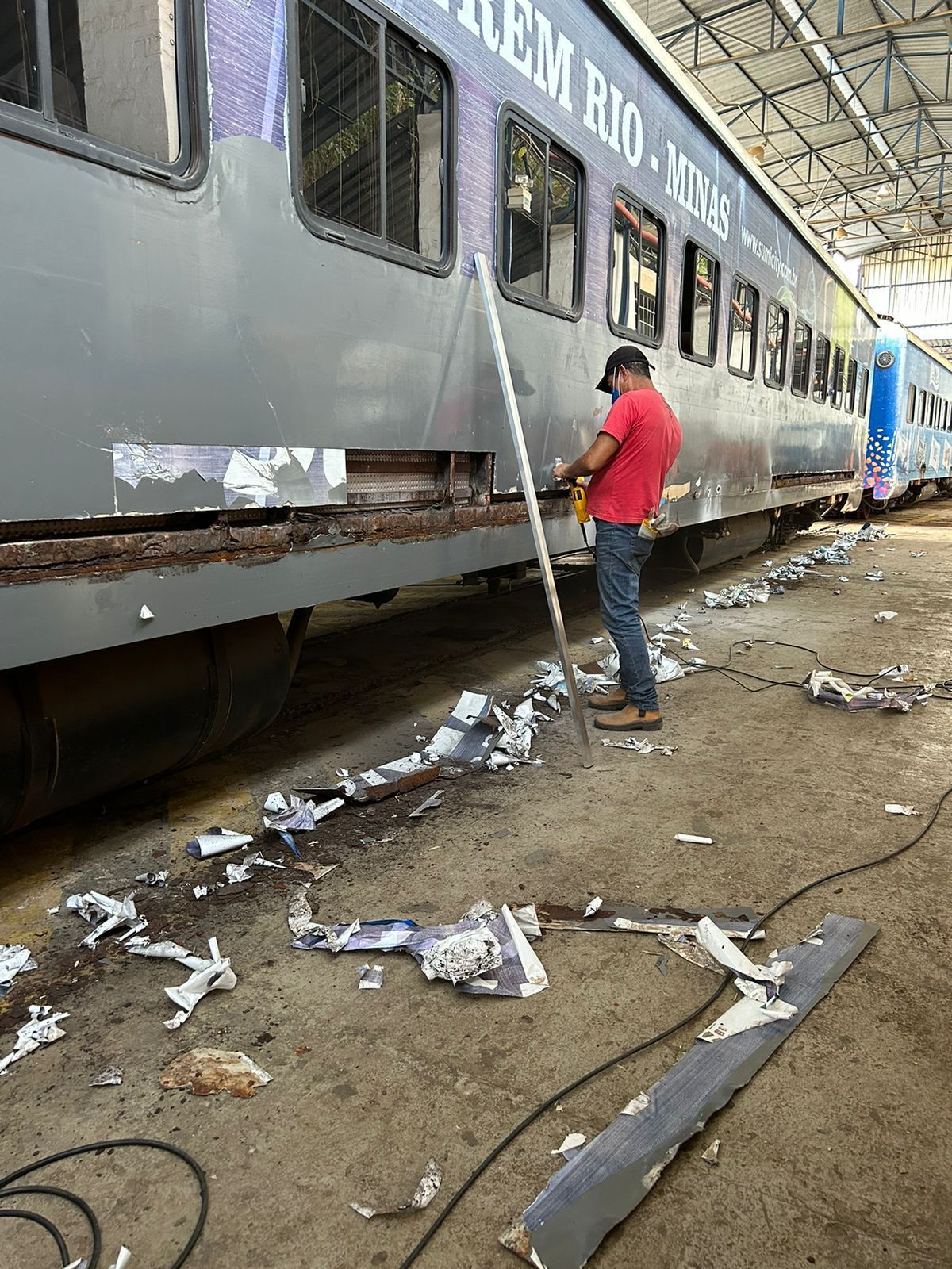 Amigos do Trem inicia reforma dos carros de passageiros do projeto do trem Rio - Minas