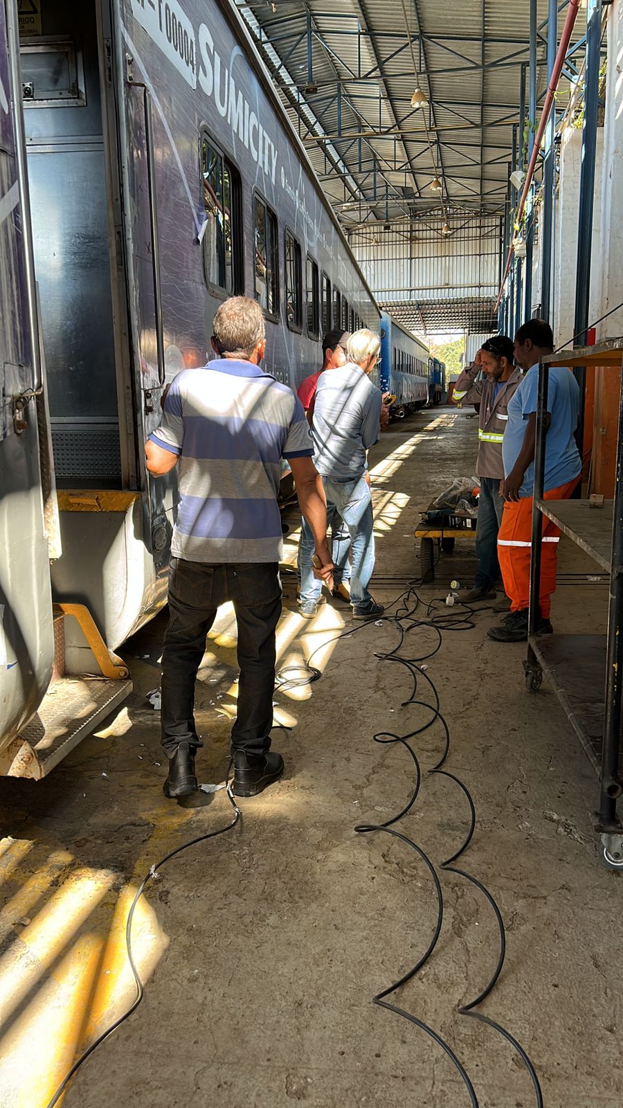 Amigos do Trem inicia reforma dos carros de passageiros do projeto do trem Rio - Minas