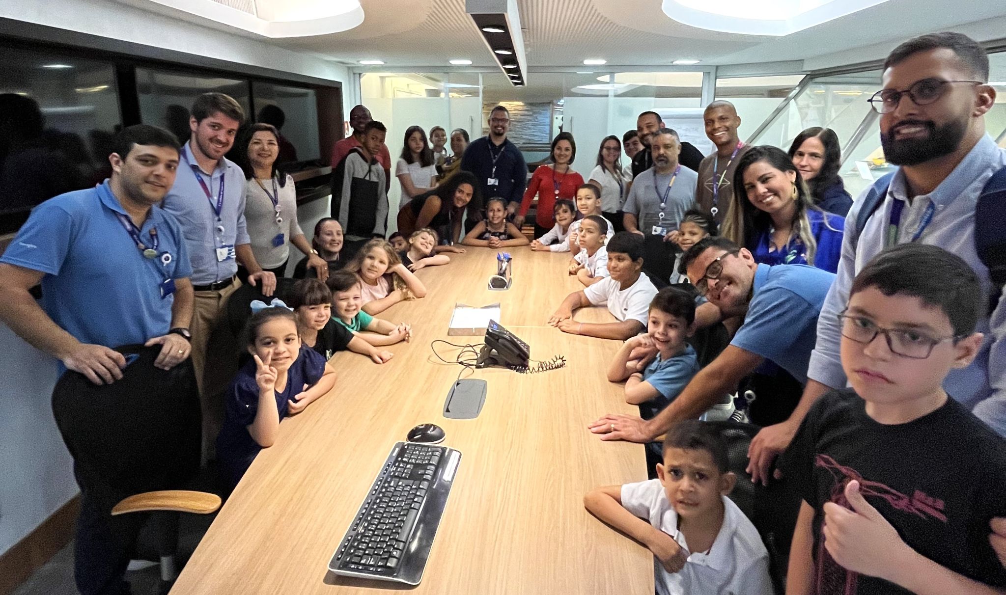 Filhos de colaboradores visitam CCO da Supervia