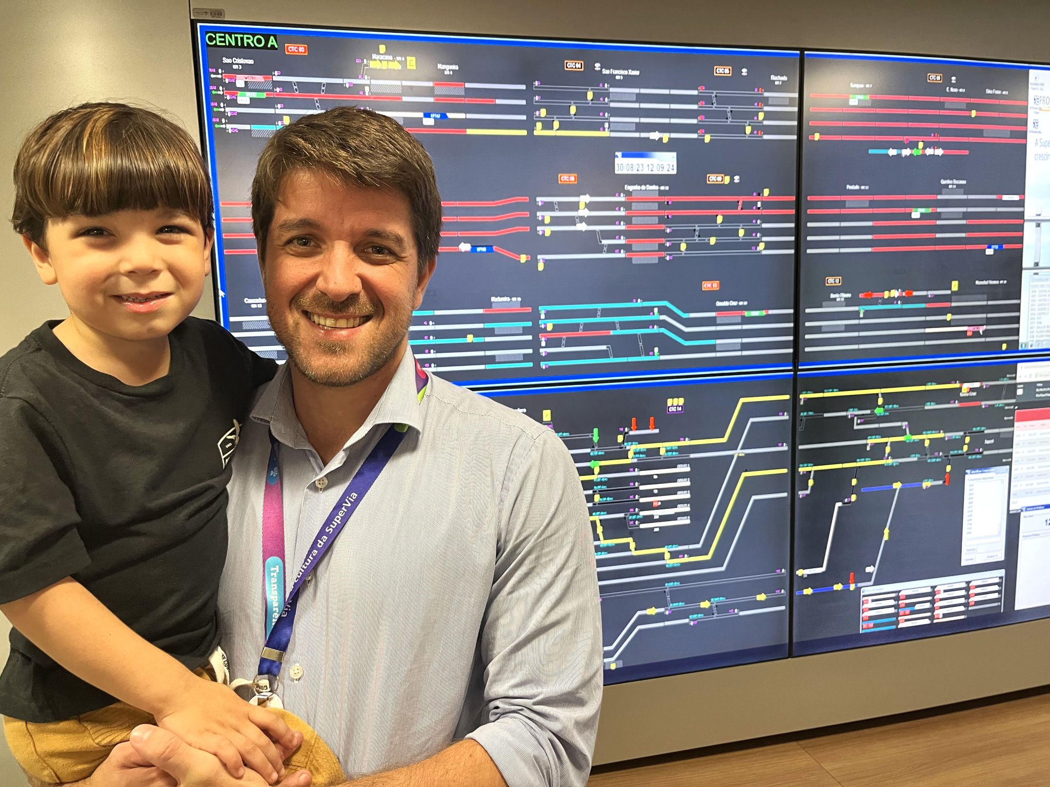 Filhos de colaboradores visitam CCO da Supervia