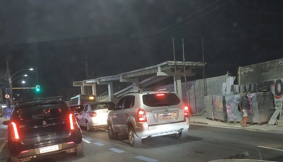 Obra oculta patrimônio histórico e põe em risco circulação de trens