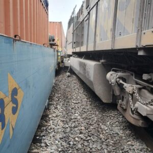 Colisão entre carreta e trem em Barra Mansa causa descarrilamento