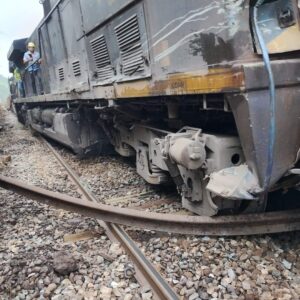 Colisão entre carreta e trem em Barra Mansa causa descarrilamento