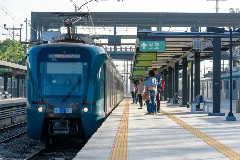 Criminosos assaltam passageiros dentro de trem na estação de Engenho de Dentro