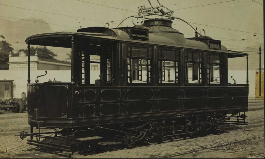 Bonde de luxo: carro construído em 1868 para servir ao Imperador D. Pedro II. e mais tarde transferido para a tração elétrica. Imagem publicada pelo Jornal do Brasil em 22 de julho de 1965 edição nº169, Original do Arquivo da Rio Light. Autor: Mortimer, E.A. – Acervo Brício de Abreu