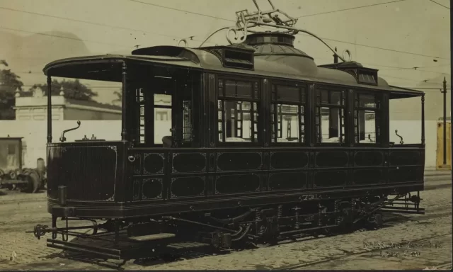 Bonde de luxo: carro construído em 1868 para servir ao Imperador D. Pedro II. e mais tarde transferido para a tração elétrica. Imagem publicada pelo Jornal do Brasil em 22 de julho de 1965 edição nº169, Original do Arquivo da Rio Light. Autor: Mortimer, E.A. – Acervo Brício de Abreu