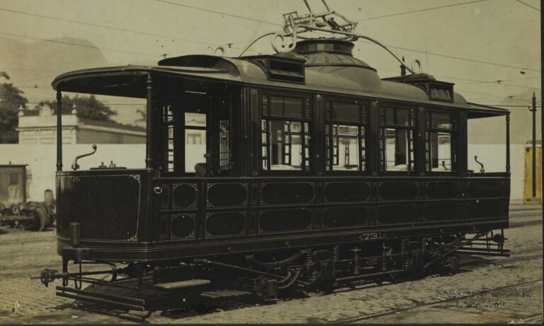 Bonde de luxo: carro construído em 1868 para servir ao Imperador D. Pedro II. e mais tarde transferido para a tração elétrica. Imagem publicada pelo Jornal do Brasil em 22 de julho de 1965 edição nº169, Original do Arquivo da Rio Light. Autor: Mortimer, E.A. – Acervo Brício de Abreu