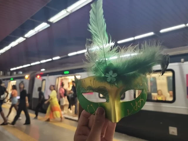 Máscara de carnaval, plataforma e composição do Metrô Rio