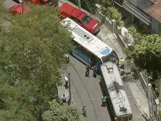 Colisão entre Ônibus e onde em Santa Teresa