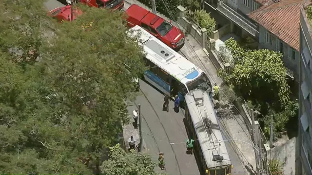 Colisão entre Ônibus e onde em Santa Teresa