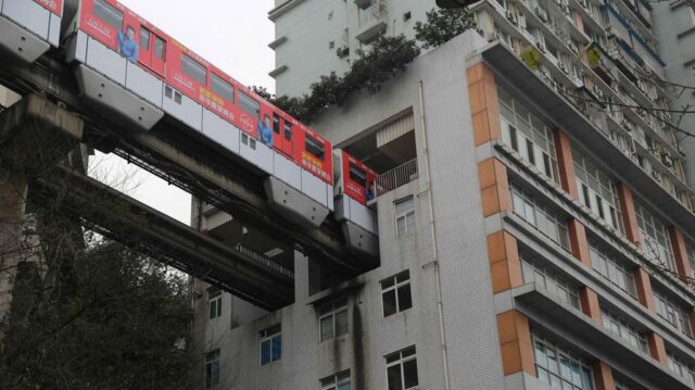 Monotrilho em Chongqing, na China. passando dentro de prédio