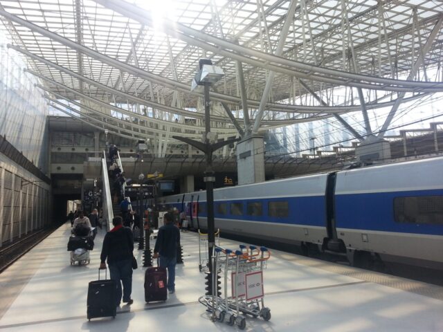 Estação ferroviária do aeroporto Charles de Gaulie, na França