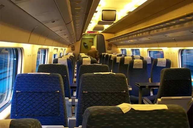Interior de um trem do serviço Alfa Pendular, em Portugal.