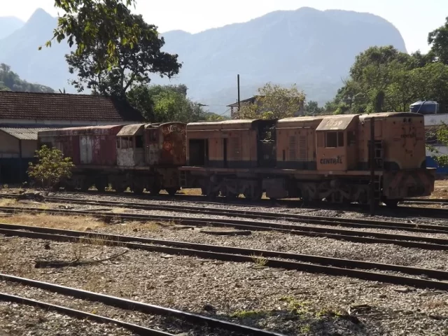 Locomotivas sucateadas no pátio da estação Guapimirim, uma estação de um trecho que poderia ser subconcedido, a partir de mudanças na legislação atual.