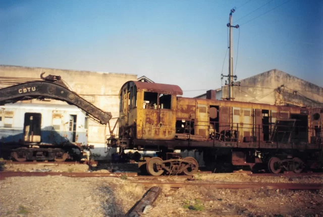 Uma das primeiras locomotivas Diesel-elétricas da EFCB, 1943, se deteriorando nas oficinas do Engenho de Dentro em 1988