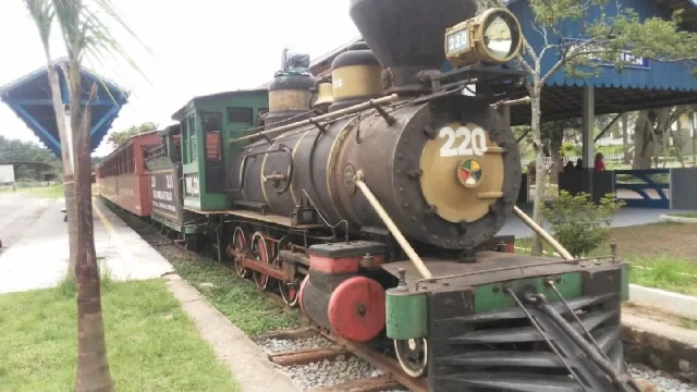 Trem a vapor estacionado em Governador Portela, Miguel Pereira.