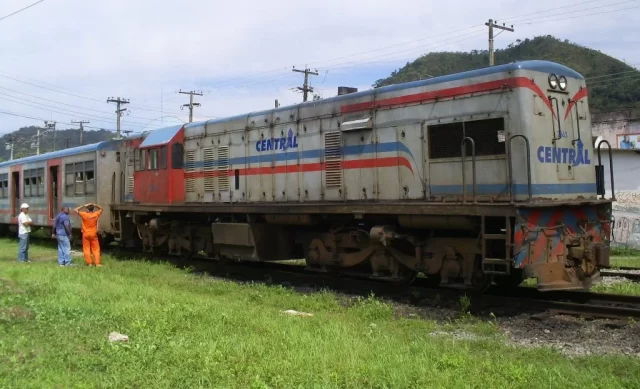 Trem operado pela CENTRAL Logística no ramal Guapimirim em 2009