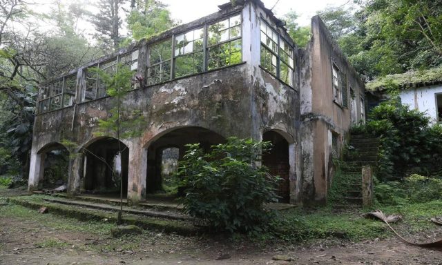 Antiga construção abandonada, no Parque Rocha Negra, em Miguel Pereira, planejada para ser a sede do Mundo dos Dinossauros.