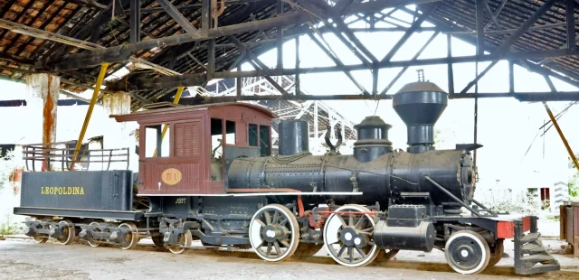 Locomotiva nº 51 da EF Leopoldina em reparo nas Oficinas da ABPF em Além-Paraíba-MG