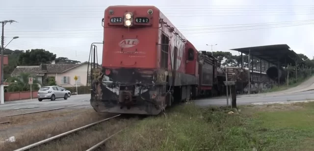 Trem da ABPF Regional Santa Catarina, com tração auxiliada por uma locomotiva G12