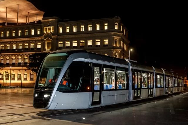 Testes do VLT Carioca na Praça Mauá.