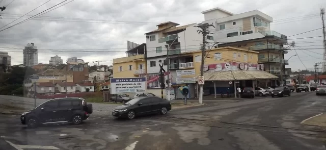 Trecho sem sinalização e adequação urbana da Linha do Litoral da EF Leopoldina, às vésperas da inauguração do Metrô de Macaé, que não ocorreu.