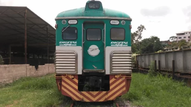 Automotriz pertencente à ONG Amigos do Trem em Governador Portela, distrito de Miguel Pereira, abandonada e vandalizada (sabotagem?) após a opção de prefeitura pelo trem turístico, dessa vez operado por uma locomotiva a vapor.