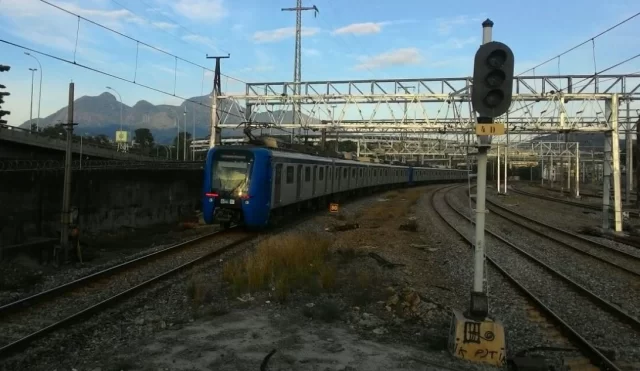 Trem da Supervia próximo a São Cristóvão.