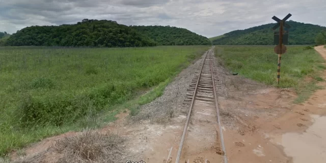Trilhos da Linha do Litoral adentrando a Reserva Biológica de Poço das Antas.