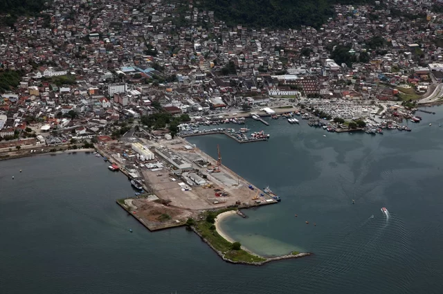 Angra dos Reis e a grande área de morros e encostas ocupadas por habitações.