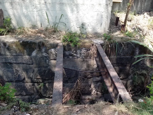 Trecho da Linha do Litoral em São Gonçalo, obstruída por uma construção irregular