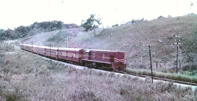 Trem Cacique na década de 1960/1970, próximo à Rocha Leão