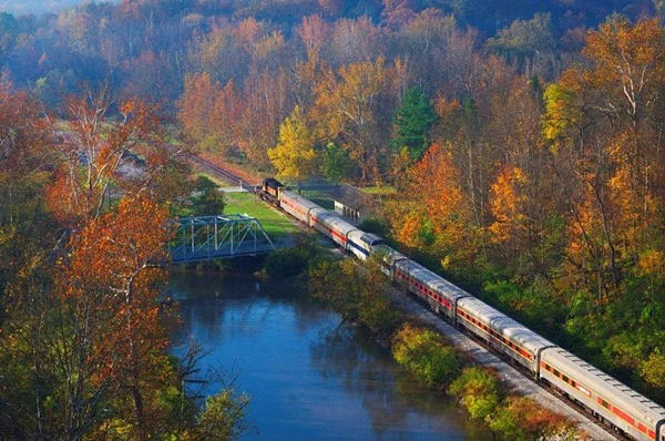 Trem do Parque Nacional de Cuyahoga Valley, em Ohio (EUA). Um exemplo de operação ferroviária em uma área de preservação ambiental.