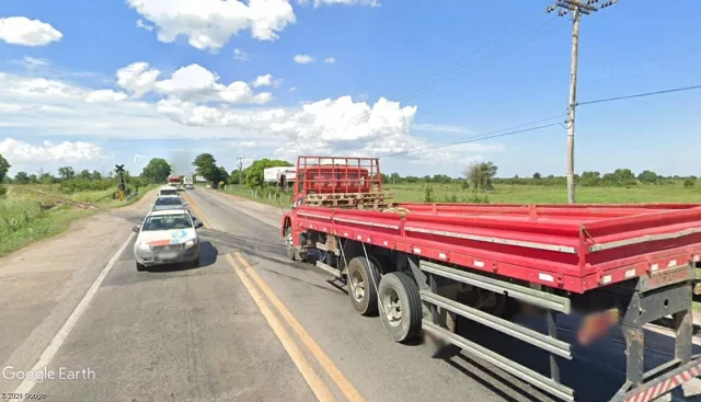 PN da Linha do Litoral da EF Leopoldina cruzando a BR-101 em Campos dos Goytacazes.