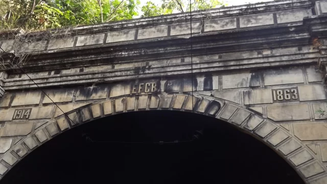 Túnel 6 na Serra do Mar com o registro dos anos de inauguração e duplicação: 1863 e 1914