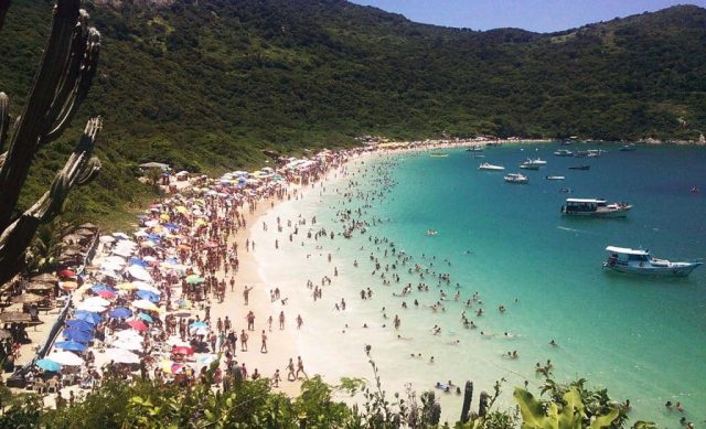 Praia do Forno, em Arraial do Cabo, lotada em um feriado prolongado.