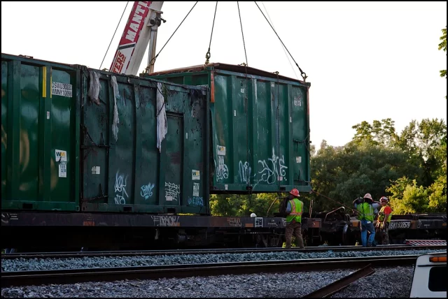 Trem de transporte de lixo.