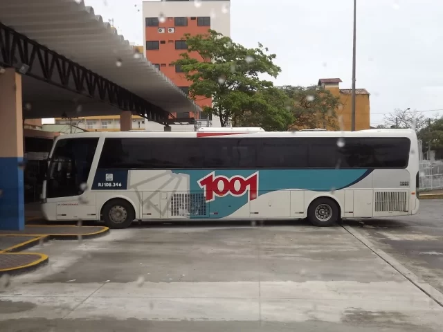 Ônibus da 1001 no acanhado terminal rodoviário de Macaé.