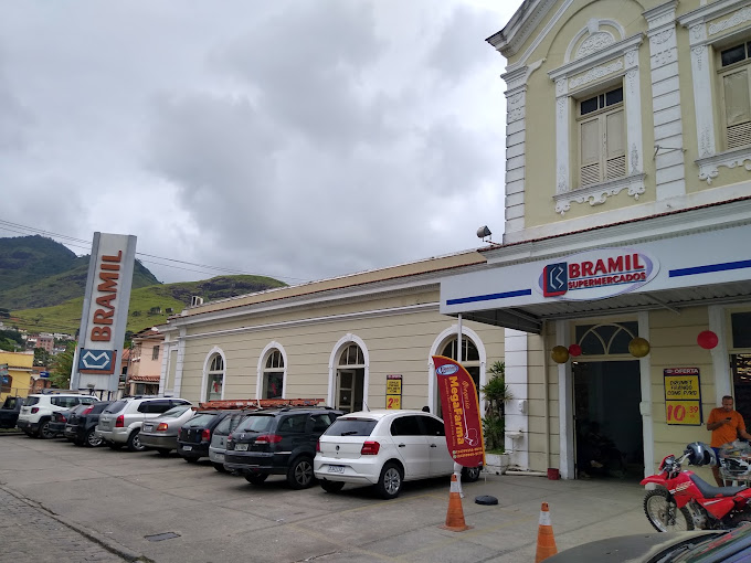 Rua com carros estacionados na frente de um prédioO conteúdo gerado por IA pode estar incorreto.