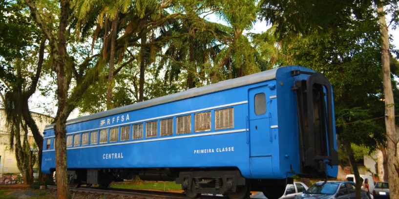 Trem azul nos trilhosO conteúdo gerado por IA pode estar incorreto.
