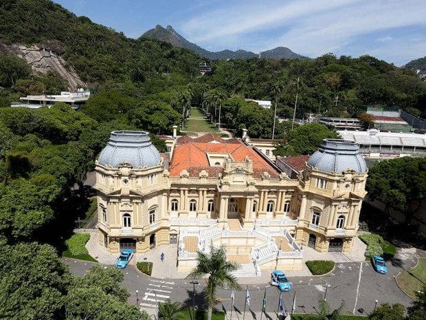 Castelo no alto de uma montanha O conteúdo gerado por IA pode estar incorreto.