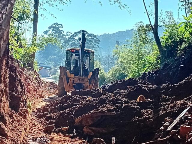 Equipamentos desobstruindo o túnel da antiga Estrada de Ferro - Imagem: Redes Sociais / Diário de Teresópolis*