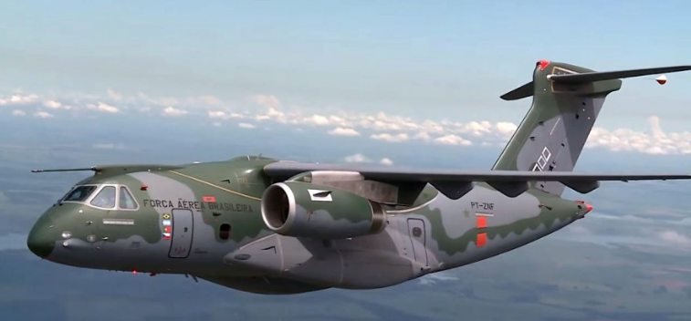 Avião militar no ar Descrição gerada automaticamente